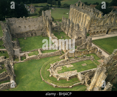 Eine Vogelauge Ansicht von Gebäuden rund um den Kreuzgang in Rievaulx Abbey, North Yorkshire, 1994. Künstler: Paul Highnam Stockfoto