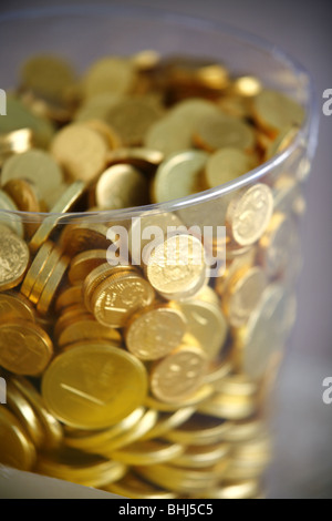 Schokoladen-Münzen in einem Glas Stockfoto