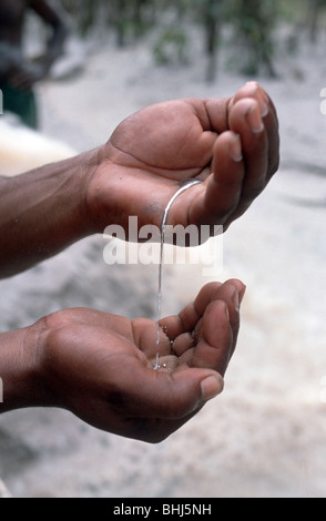 BRASILIEN GOLD MINERS VERWENDUNG VON QUECKSILBER, DAS MINERAL IM REGENWALD ZU EXTRAHIEREN. AMAZON Foto © Julio Etchart Stockfoto