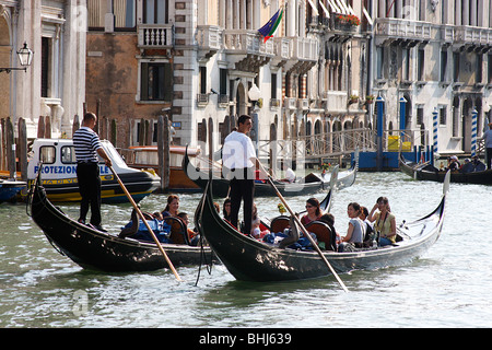 Touristen nach Venedig genießen eine Gondel Fahrt entlang des Canal Grande... Italien Stockfoto