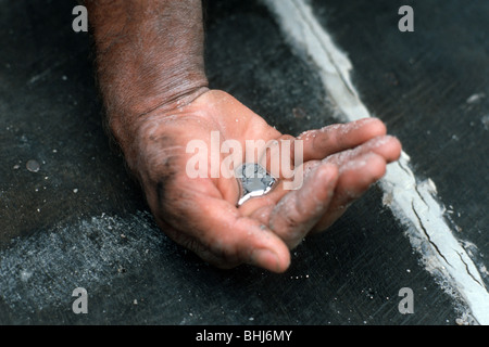 BRASILIEN GOLD MINERS VERWENDUNG VON QUECKSILBER, DAS MINERAL IM REGENWALD ZU EXTRAHIEREN. AMAZON Foto © Julio Etchart Stockfoto