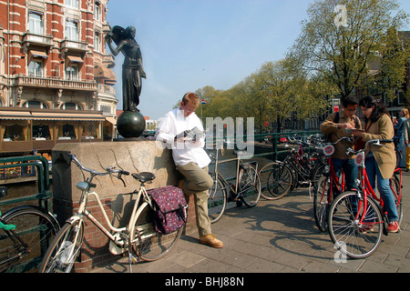 TOURISTEN AUF DER DOELENSTRAAT BRÜCKE, GEGENÜBER DAS HOTEL DE L ' EUROPE, AMSTERDAM, NIEDERLANDE Stockfoto