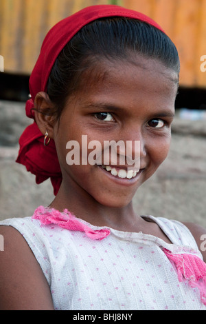 Lächelndes indischen Mädchen am Ufer des Ganges, Varanasi, Indien Stockfoto