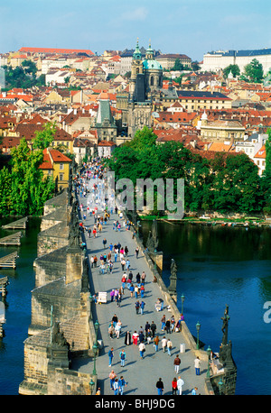 Menschen, die Überquerung der Karlsbrücke über die Moldau in Prag Stockfoto