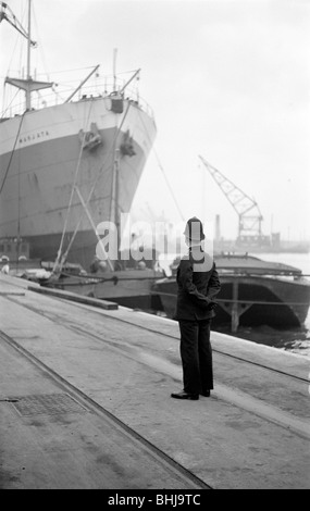 Port of London Authority Polizisten auf Patrouille, c1945-c1965. Künstler: SW Rawlings Stockfoto