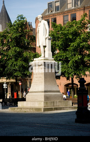 Statue von Oliver Heywood in Albert Square Manchester Stockfoto