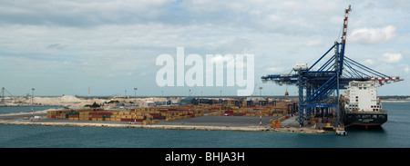 Panoramablick auf Hafen von Freeport, Grand Bahama Island, Bahamas zeigt die Ladung Terminalanlagen in Betrieb. Stockfoto