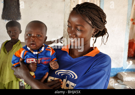 Mutter mit Kindern, Gambia Stockfoto