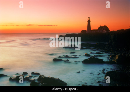 Portland Head Leuchtturm am Cape Elizabeth auf der atlantischen Küste von Maine im Dämmerlicht Stockfoto