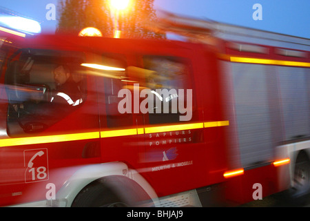 ABFAHRT VON EINEM FEUERWEHRAUTO, NANCY, MEURTHE ET MOSELLE, FRANKREICH Stockfoto