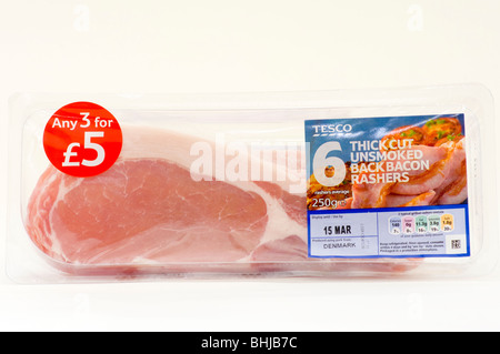 Paket von Tesco dänische Backbacon Speckscheiben vor einem weißen Hintergrund isoliert Stockfoto