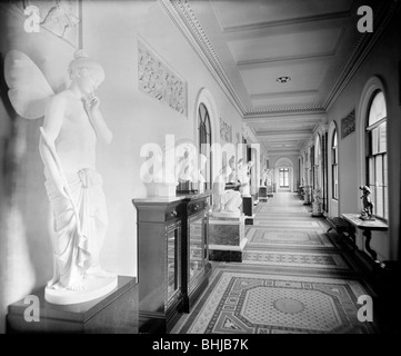 Der große Flur, Osborne House, Isle Of Wight, 1880er Jahre. Künstler: Alfred Newton & Söhne Stockfoto