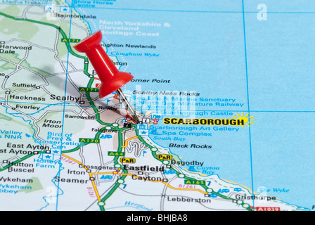 rote Karte Pin im Fahrplan auf der Stadt von Scarborough Stockfoto