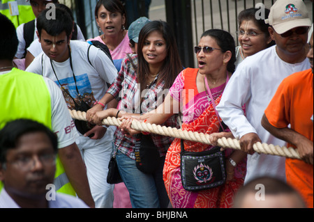 Rathayatra Wagen Festival, London. Anhänger ziehen am Seil Wagen durch die Straßen ziehen Stockfoto