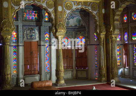 Meharangarh Fort (Jodhpur Fort), dominiert die Stadt Jodhpur aus seiner Lage hoch auf einen Buff mit Blick auf sie, Rajasthan, Indien Stockfoto