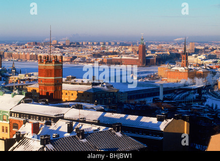 Über dem Riddarfjärden, eine Bucht des Sees Mälaren mit Rathaus und Södermalm in Stockholm während kalten schwachem Licht des Winters Stockfoto