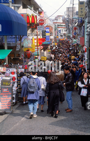 Jung und exzentrischen trendige Menschen sammeln in Takeshita Dori Straße in Harajuku. Tokyo. Japan Stockfoto