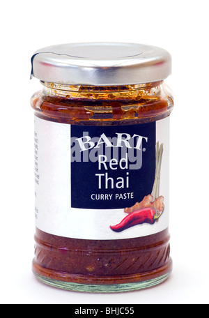 Glas von Bart Red Thai Curry-Paste auf dem weißen Hintergrund isoliert Stockfoto