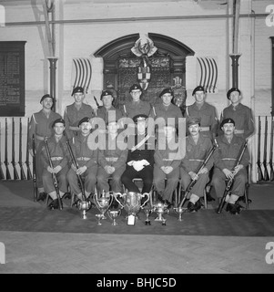 Soldaten und ihr Offizier vor der Honourable Artillery Company Kriegerdenkmal, c1945-c1965. Künstler: SW Rawlings Stockfoto