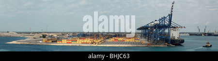 Panoramablick auf Hafen von Freeport, Grand Bahama Island, Bahamas zeigt die Ladung Terminalanlagen in Betrieb. Stockfoto