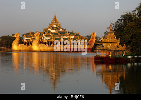 Myanmar, Burma, Yangon, Rangun, Karaweik Hall, Kandawgyi See, Shin Upagot Schrein Stockfoto