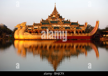 Myanmar, Burma, Yangon, Rangun, Karaweik Hall, Kandawgyi See, Stockfoto