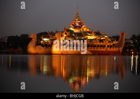 Myanmar, Burma, Yangon, Rangun, Karaweik Hall, Kandawgyi See, Stockfoto