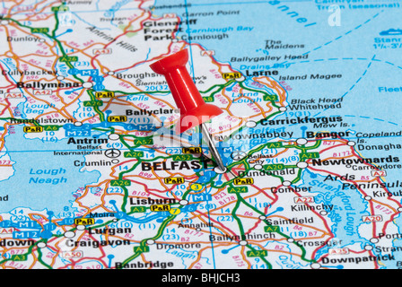 rote Karte Pin im Fahrplan auf Stadt Belfast Stockfoto