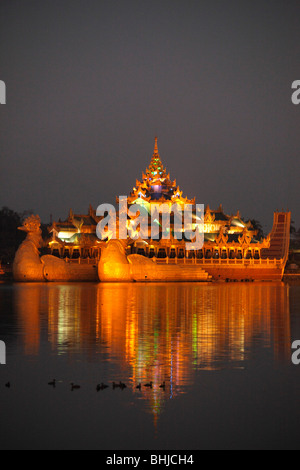 Myanmar, Burma, Yangon, Rangun, Karaweik Hall, Kandawgyi See, Stockfoto