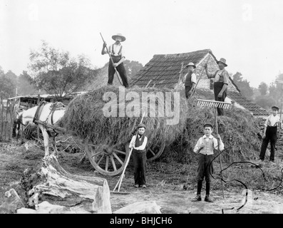 Männer und Jungen mit Werkzeugen und Haycart, c1860-c1922. Künstler: Henry Verspottung Stockfoto