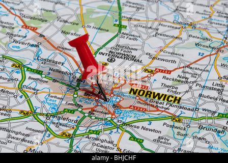 rote Karte Pin im Fahrplan auf Stadt Norwich Stockfoto