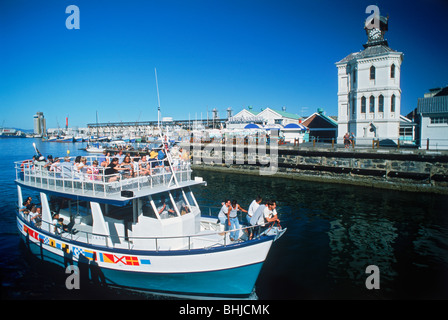Ausflugsschiff mit Touristen bereisen Victoria Basin in Kapstadt, Südafrika Stockfoto