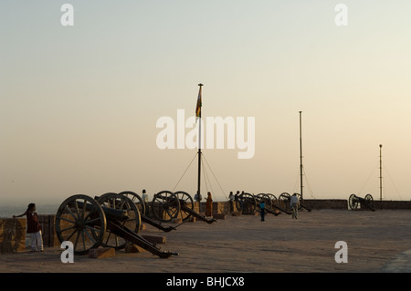 Meharangarh Fort (Jodhpur Fort), dominiert die Stadt Jodhpur aus seiner Lage hoch auf einen Buff mit Blick auf sie, Rajasthan, Indien Stockfoto