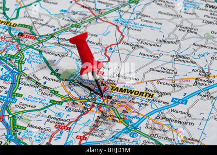 rote Karte Pin im Fahrplan auf Stadt Tamworth Stockfoto