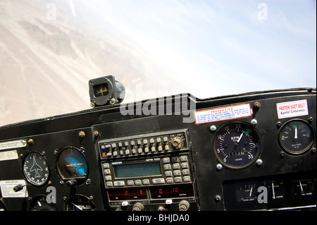 Banking auf der linken Seite oberhalb der Linien von Nasca, Peru, Ansicht aus dem Co-Pilotensitz Stockfoto