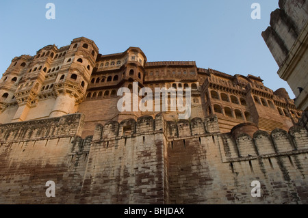 Meharangarh Fort (Jodhpur Fort), dominiert die Stadt Jodhpur aus seiner Lage hoch auf einen Buff mit Blick auf sie, Rajasthan, Indien Stockfoto