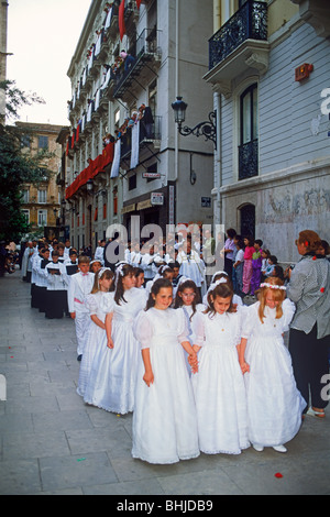 Junge Mädchen auf der Straße in Valencia, Spanien tragen traditionelle Kleidung in Religion Prozession während Fronleichnam feiern Stockfoto