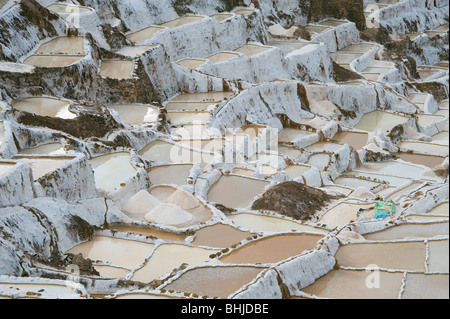 Salzberge in den terrassenförmig angelegten Salzpfannen bei Maras, in der Nähe von Urubamba und Cuzco in Peru Stockfoto