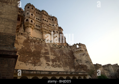 Meharangarh Fort (Jodhpur Fort), dominiert die Stadt Jodhpur aus seiner Lage hoch auf einen Buff mit Blick auf sie, Rajasthan, Indien Stockfoto