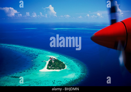Luftbild mit Prop Flugzeug über Malediven Insel und Korallenatoll inmitten von blauen indischen Ozeanwasser des Nord-Ost-Ari-Atoll Stockfoto