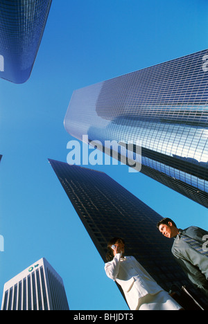 Geschäftsmann und Frau unter der Innenstadt von Los Angeles Civic Center-Wolkenkratzer Stockfoto