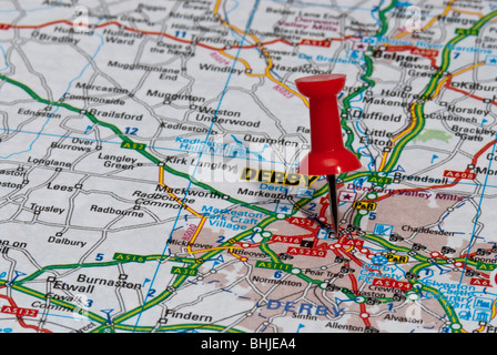 rote Karte Pin im Fahrplan auf Stadt-Derby Stockfoto