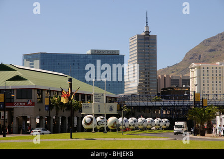 Cape Town Südafrika WM 2010 Veranstaltungsort Oversize Fußbälle in der Stadt Darstellung vorbei WM Locations Stockfoto