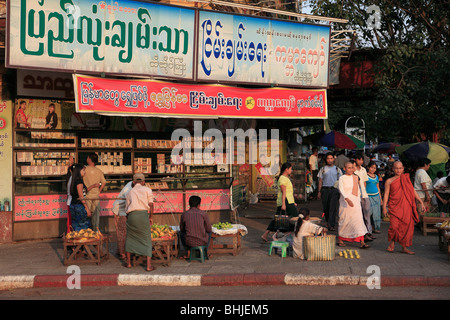 Myanmar, Burma, Yangon, Rangun, Innenstadt Straßenszene, Geschäfte, Menschen Stockfoto