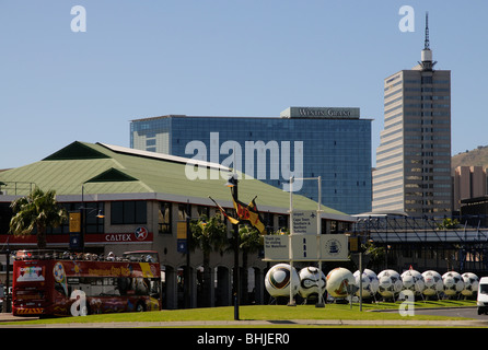 Cape Town Südafrika WM 2010 Veranstaltungsort Oversize Fußbälle in der Stadt Darstellung vorbei WM Locations Stockfoto