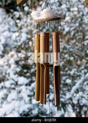Bambus Windspiele hngend Dach im Garten im Winter mit Schnee  Stockfotografie - Alamy