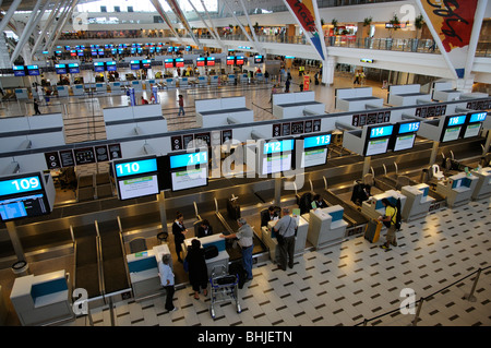 Passagiere am Kulula Airlines check-in Schaltern Cape Town International Airport terminal Zentralgebäude Stockfoto