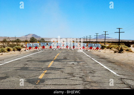 10 geschlossen Verkehrszeichen in Yermo Kalifornien mit Stromleitungen Futter 2-spurige Autobahn Stockfoto