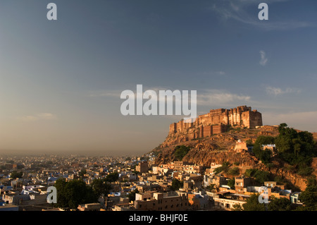 Meharangarh Fort (Jodhpur Fort), dominiert die Stadt Jodhpur aus seiner Lage hoch auf einen Buff mit Blick auf sie, Rajasthan, Indien Stockfoto