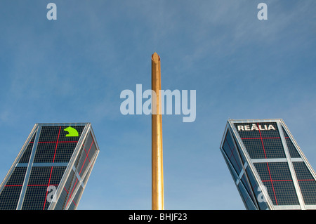 KIO Towers und Calatrava Obelisk, Plaza de Castilla. Madrid, Spanien. Stockfoto